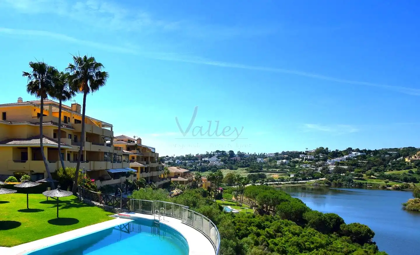Vista exterior de Àtic en venda en Sotogrande amb Aire condicionat, Terrassa i Traster