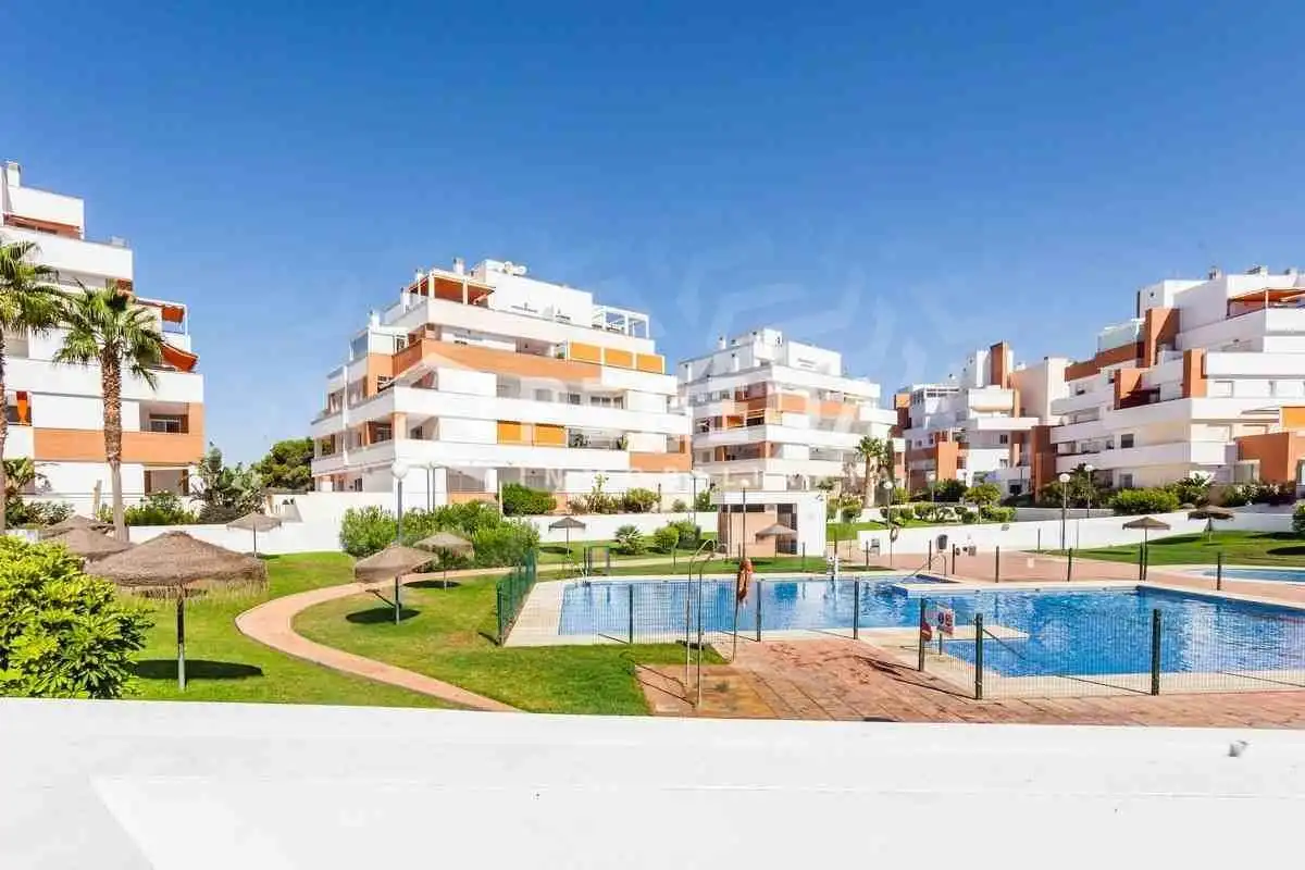 Vista exterior de Apartament en venda en Roquetas de Mar amb Aire condicionat, Jardí privat i Terrassa