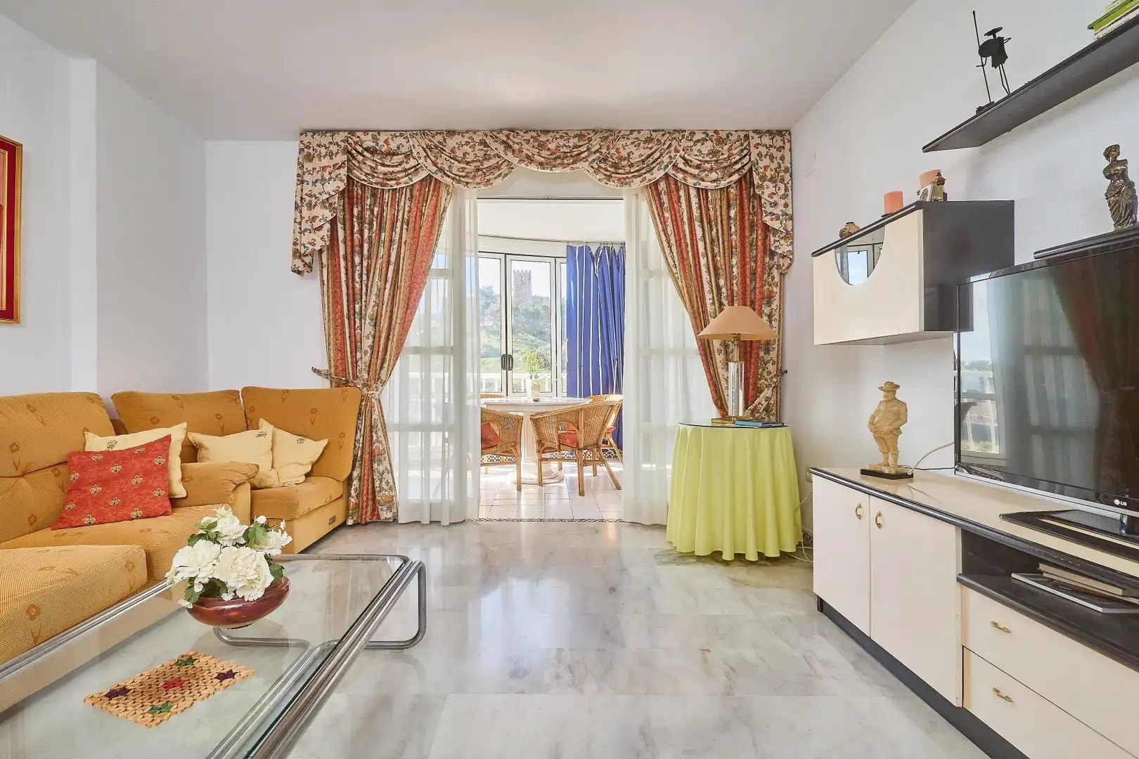 Living room of Flat for sale in Fuengirola  with Air Conditioner, Terrace and Community pool