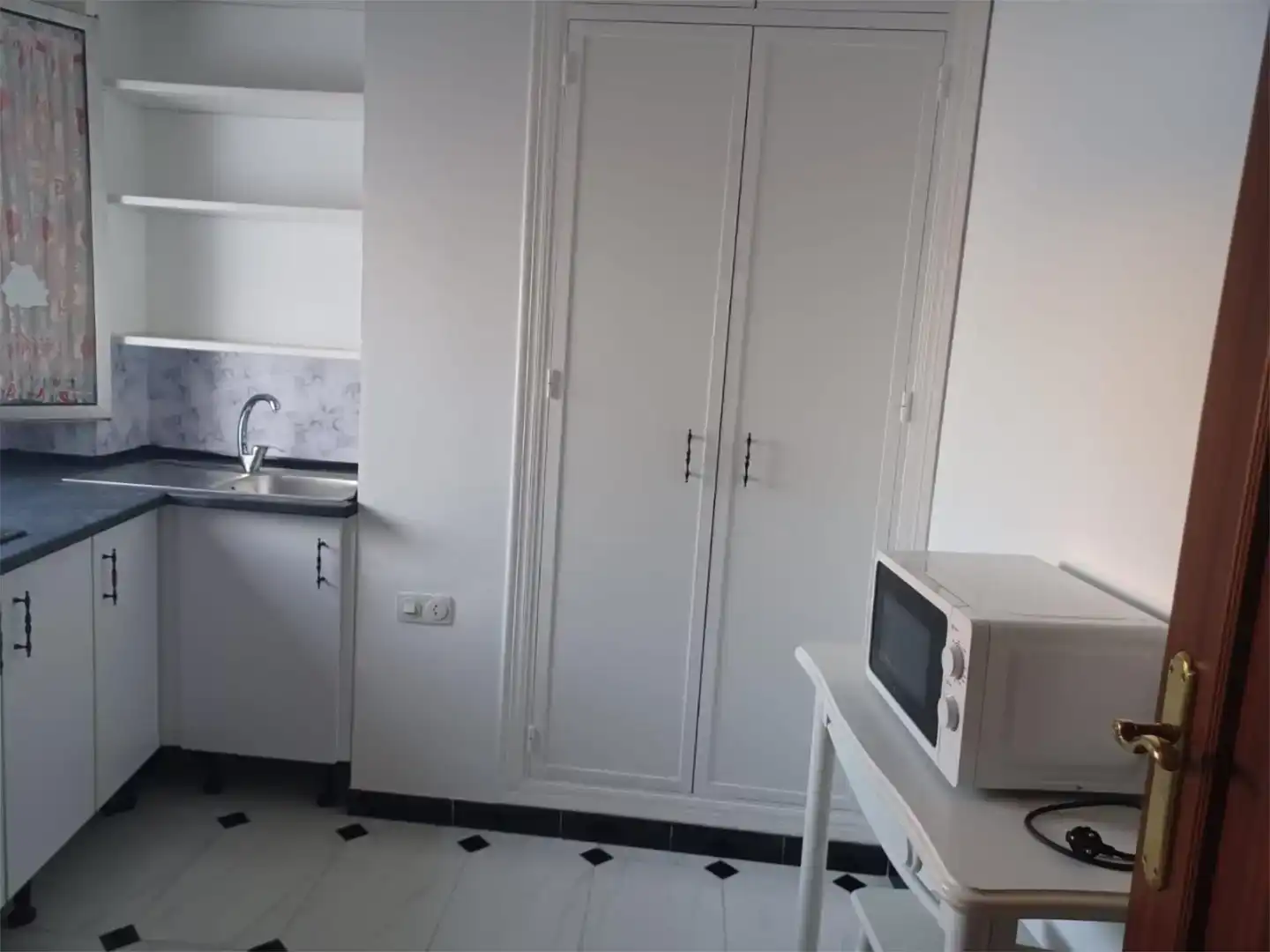 Kitchen of Flat for share in Dos Hermanas  with Air Conditioner, Furnished and Washing machine