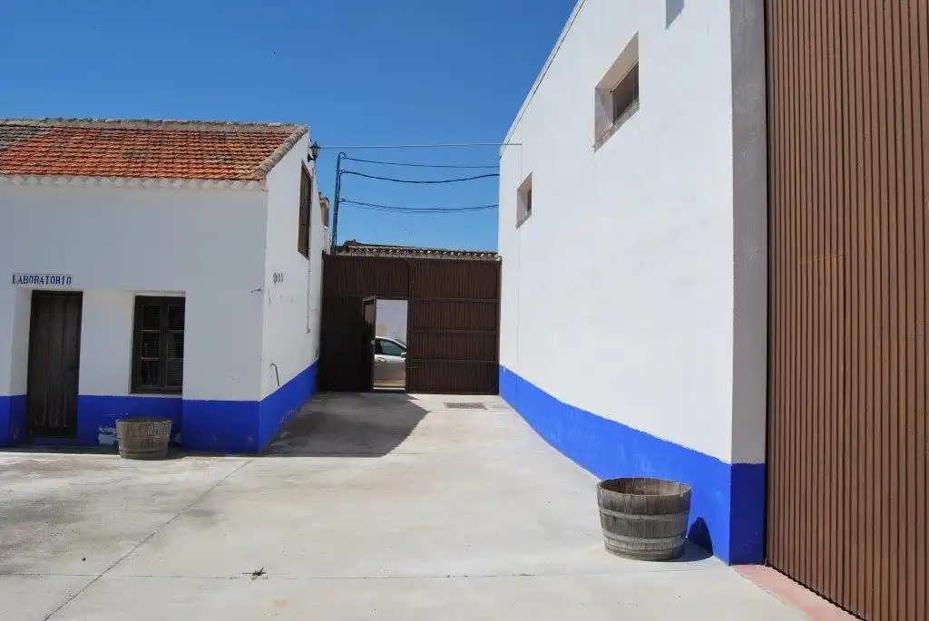 Vista exterior de Nave industrial en venta en La Villa de Don Fadrique