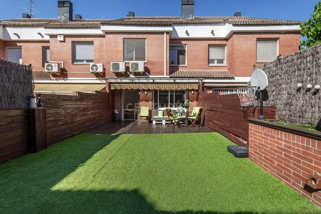 Terrasse von Einfamilien-Reihenhaus zum Verkauf in Sant Joan Despí mit Klimaanlage und Balkon