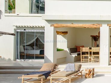 Detached house with pool for sale in Cap Martinet