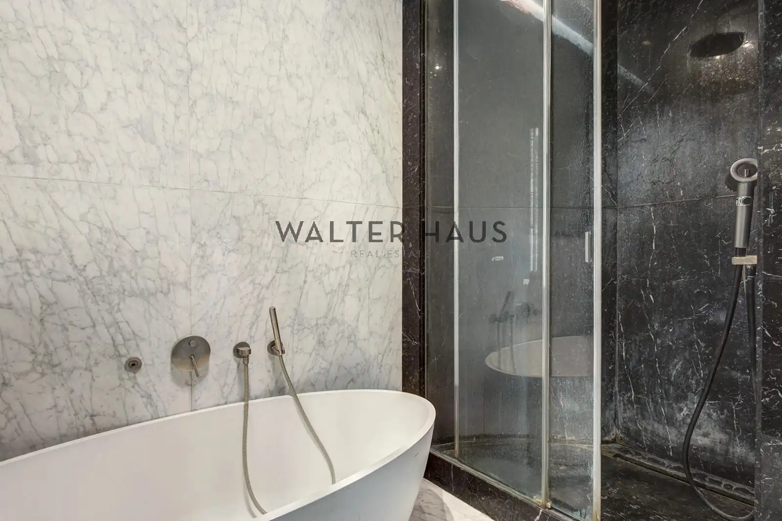 Bathroom of Flat for sale in Barcelona  with Air Conditioner, Terrace and Balcony