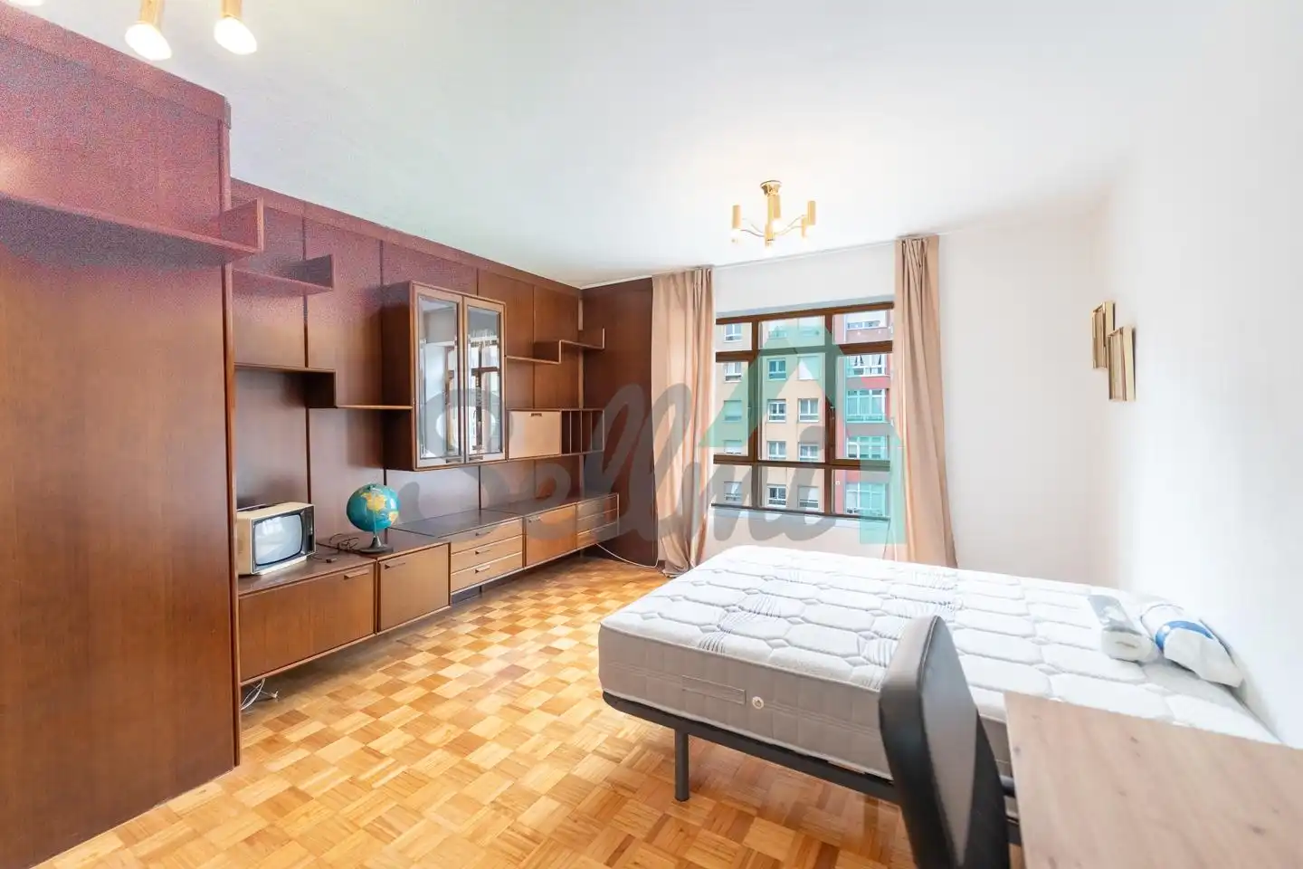 Bedroom of Flat for share in Oviedo   with Heating, Parquet flooring and Furnished