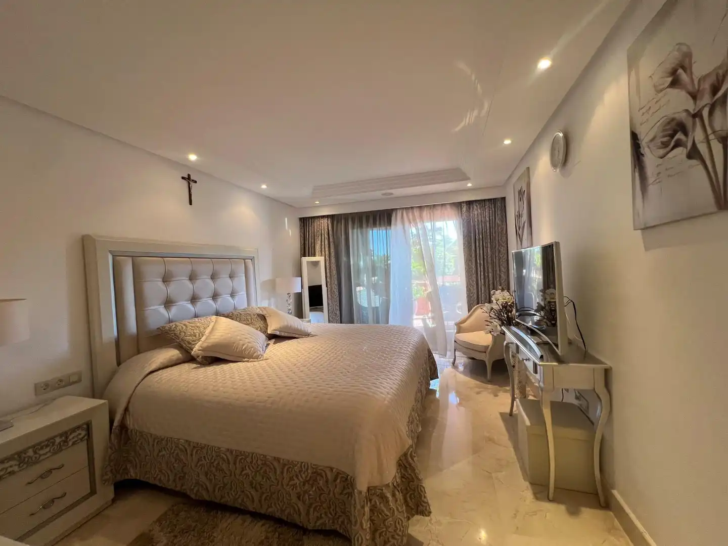Schlafzimmer von Wohnung zum Verkauf in Estepona mit Klimaanlage, Privatgarten und Terrasse