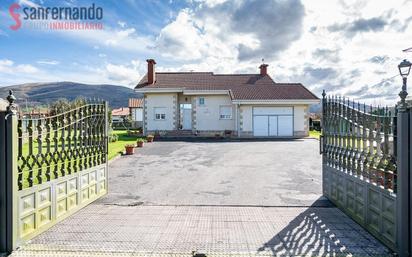 Vista exterior de Casa o xalet en venda en Mazcuerras amb Calefacció, Jardí privat i Terrassa