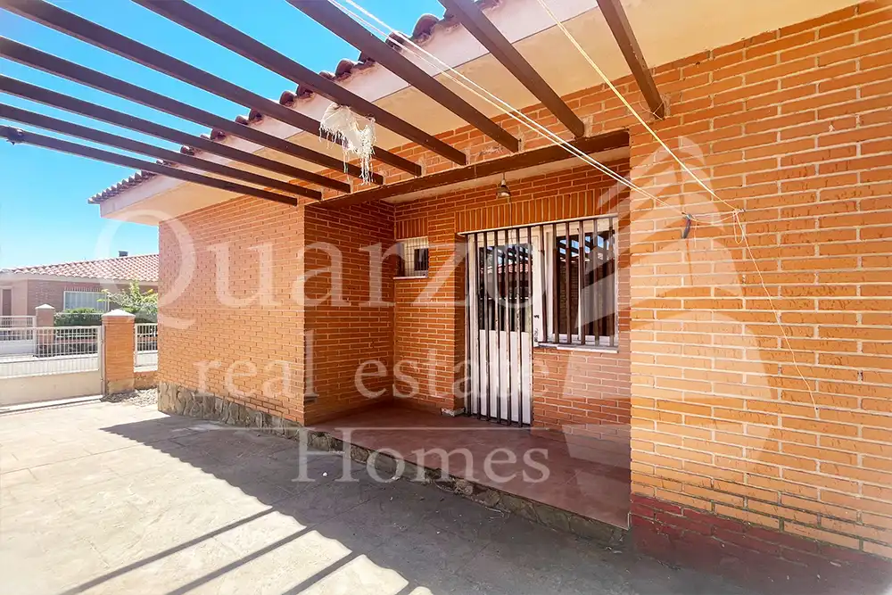 Vista exterior de Casa adosada en venda en La Mata amb Jardí privat
