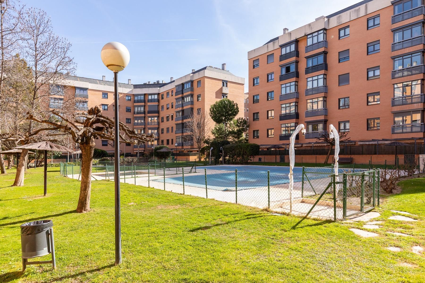 Vista exterior de Apartament en venda en  Madrid Capital amb Calefacció, Jardí privat i Terrassa