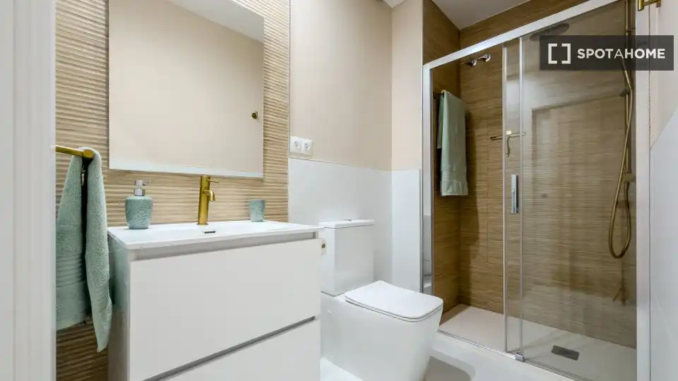 Bathroom of Flat for rent in Barcelona  with Air Conditioner, Heating and Furnished