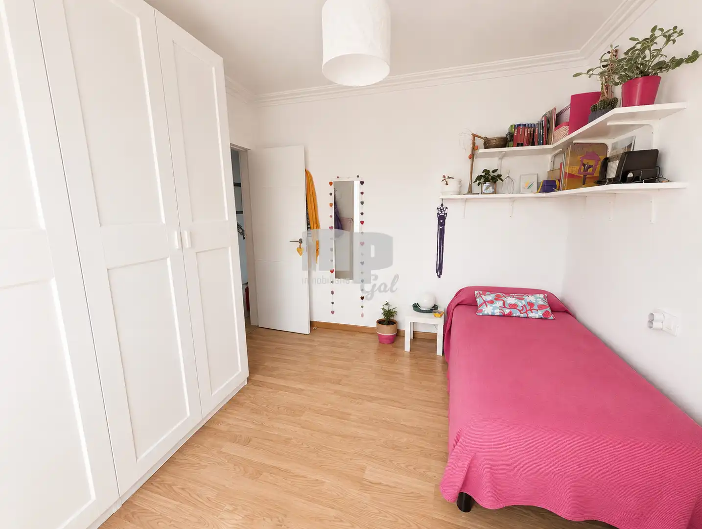 Dormitori de Casa o xalet en venda en Cangas  amb Calefacció, Jardí privat i Parquet