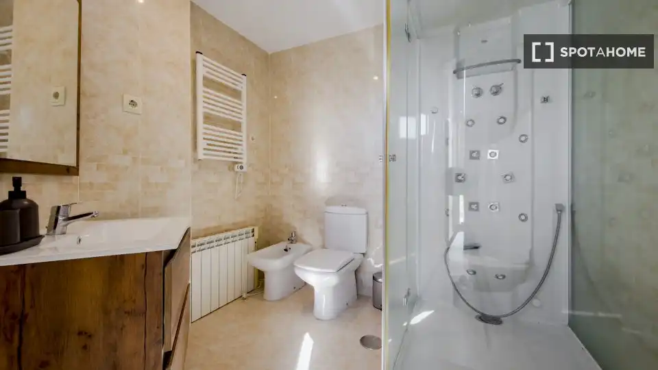 Baño de Piso de alquiler en Madrid con Aire acondicionado, Calefacción y Amueblado