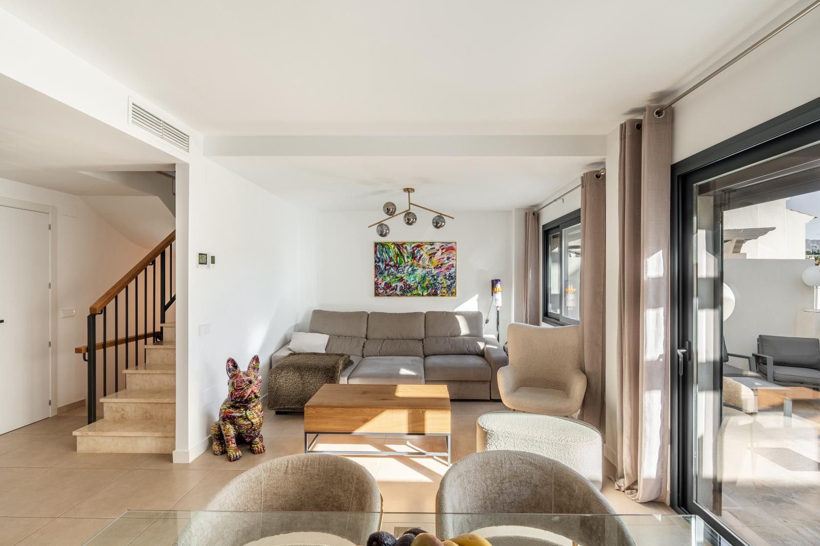 Sala d'estar de Casa adosada en venda en Estepona amb Aire condicionat, Jardí privat i Traster