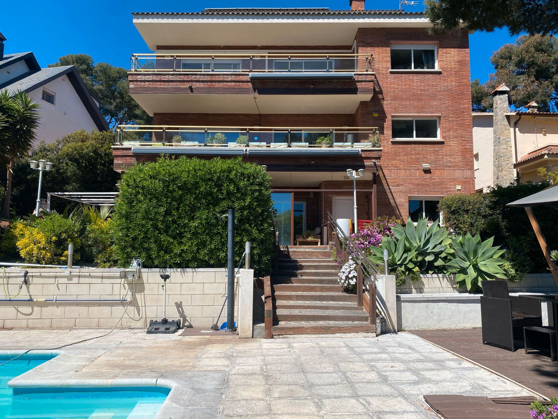 Vista exterior de Casa o xalet en venda en Castelldefels amb Aire condicionat, Calefacció i Jardí privat