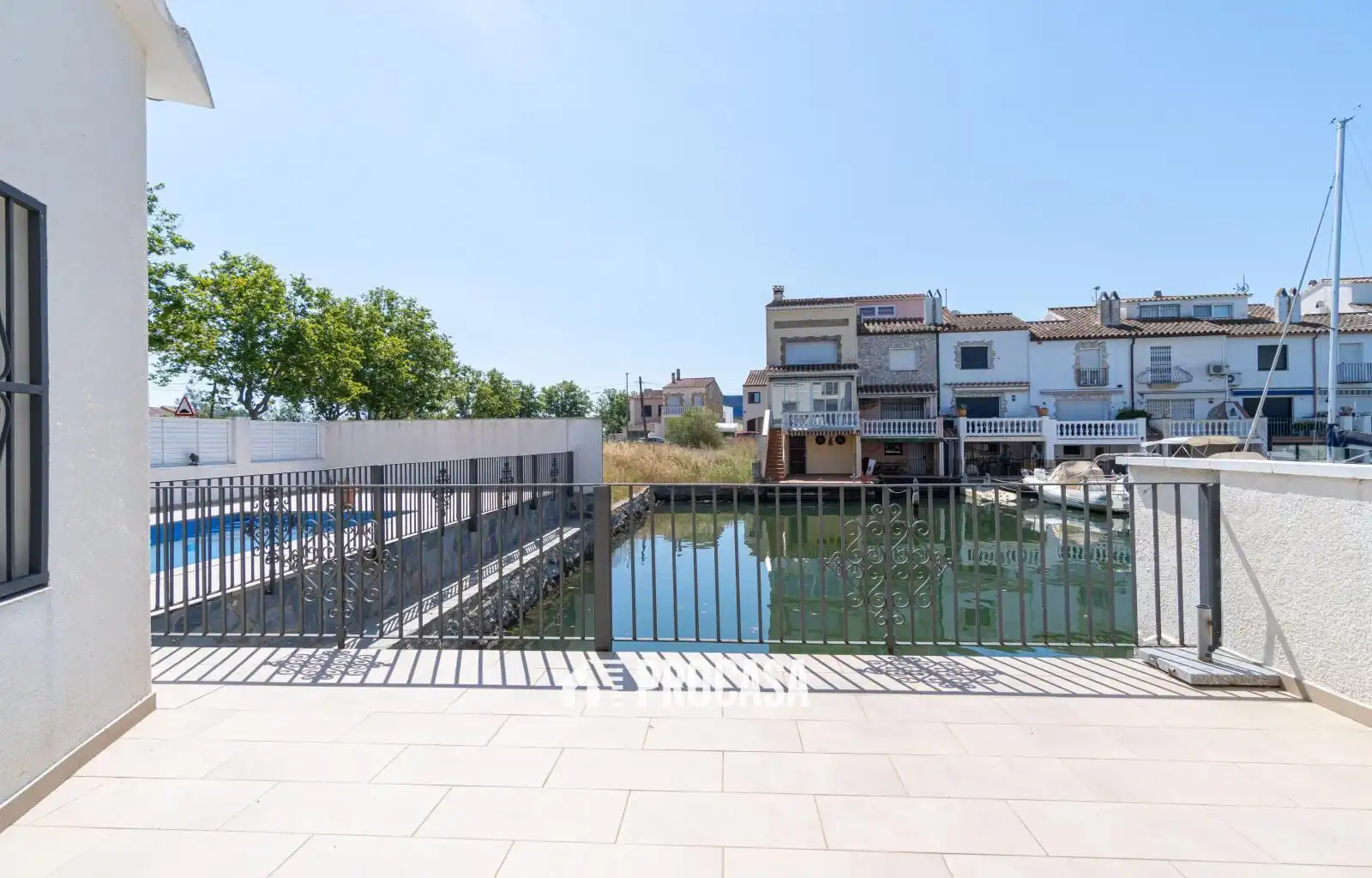 Vista exterior de Casa o xalet en venda en Empuriabrava amb Aire condicionat, Piscina i Moblat