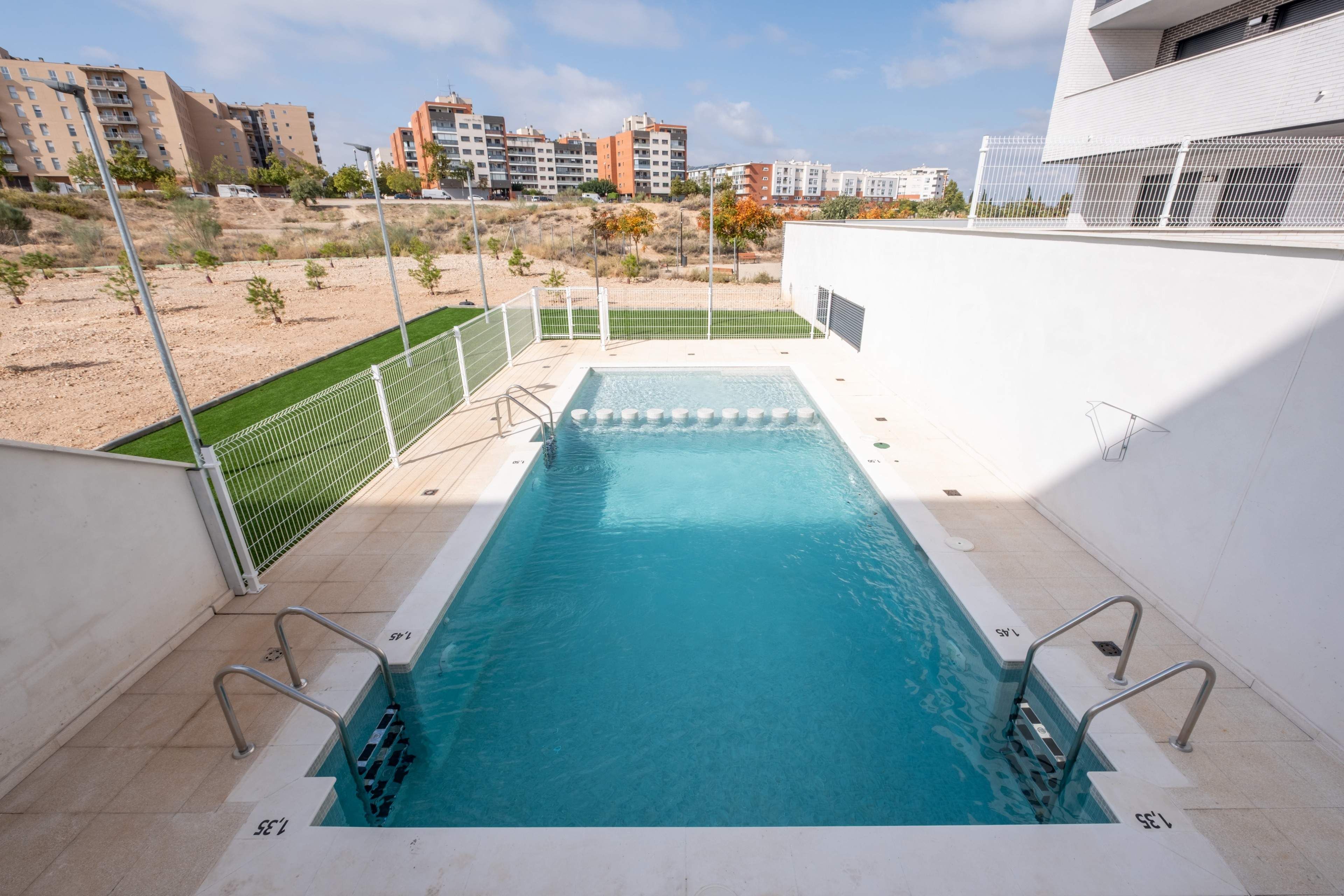 Piscina de Pis de lloguer en  Zaragoza Capital amb Aire condicionat, Calefacció i Terrassa