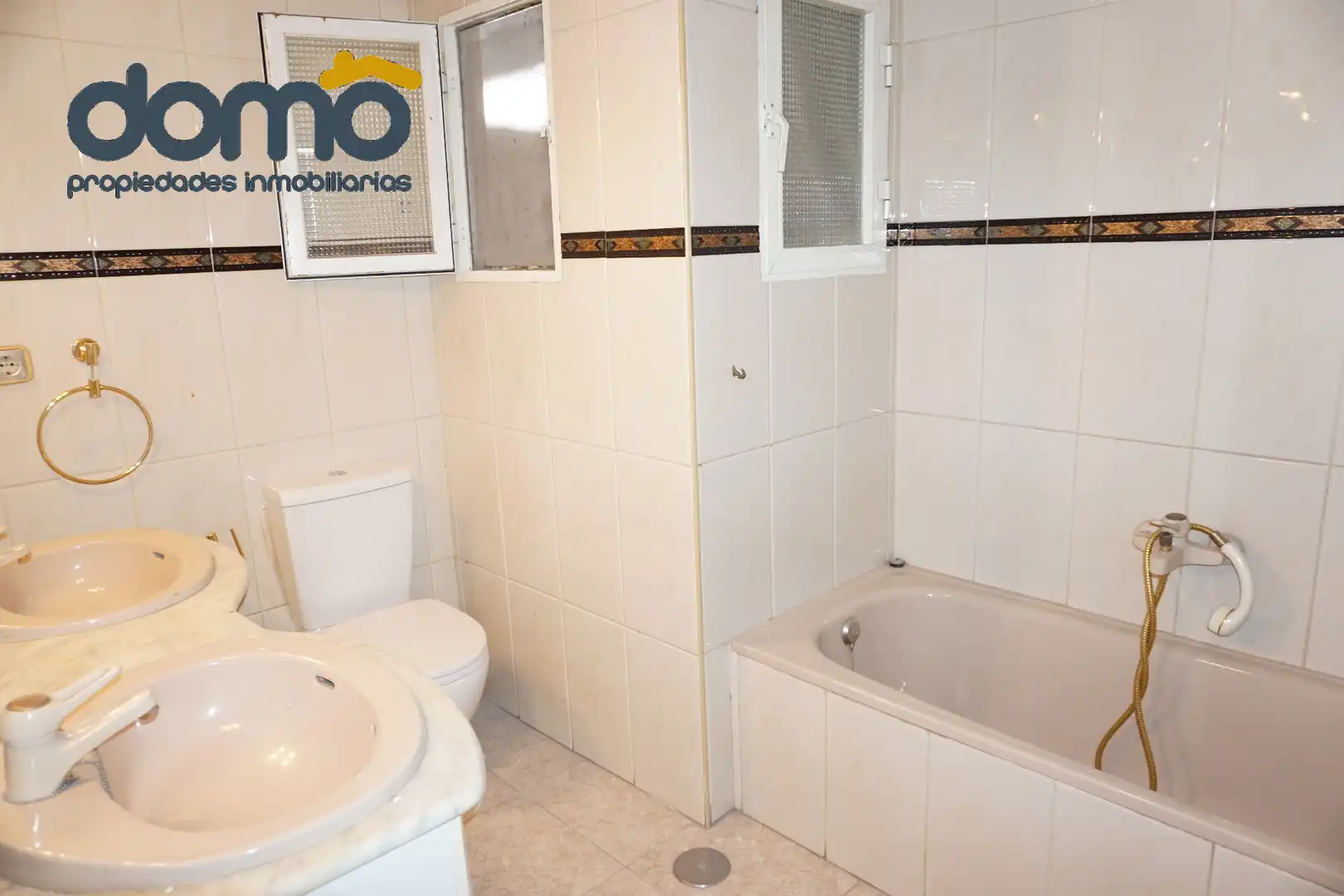 Bathroom of Attic for sale in Granada  with Heating, Terrace and Furnished