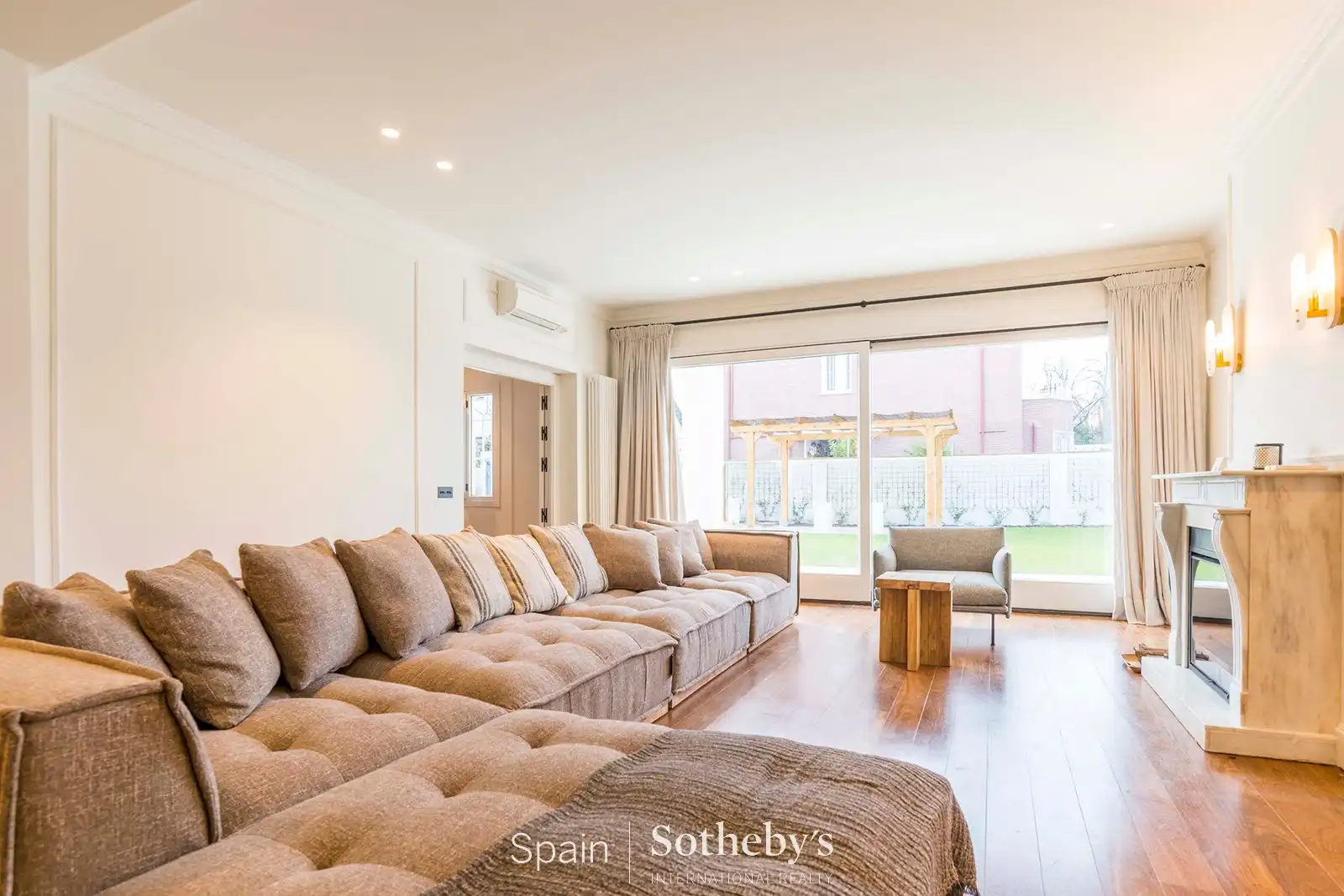 Sala d'estar de Casa o xalet de lloguer en Madrid amb Aire condicionat, Calefacció i Jardí privat