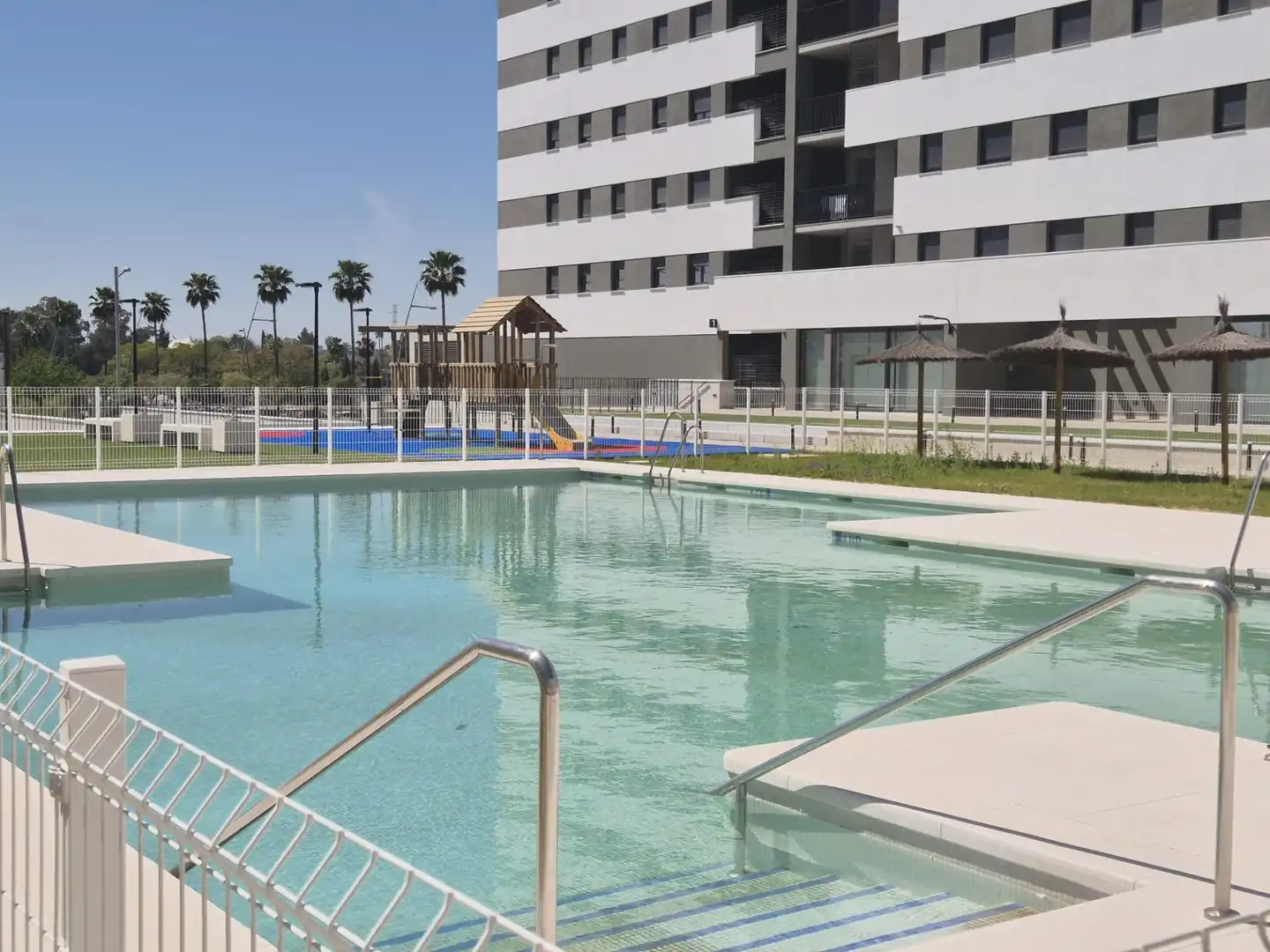 Schwimmbecken von Wohnung zur Miete in Dos Hermanas mit Klimaanlage, Heizung und Terrasse