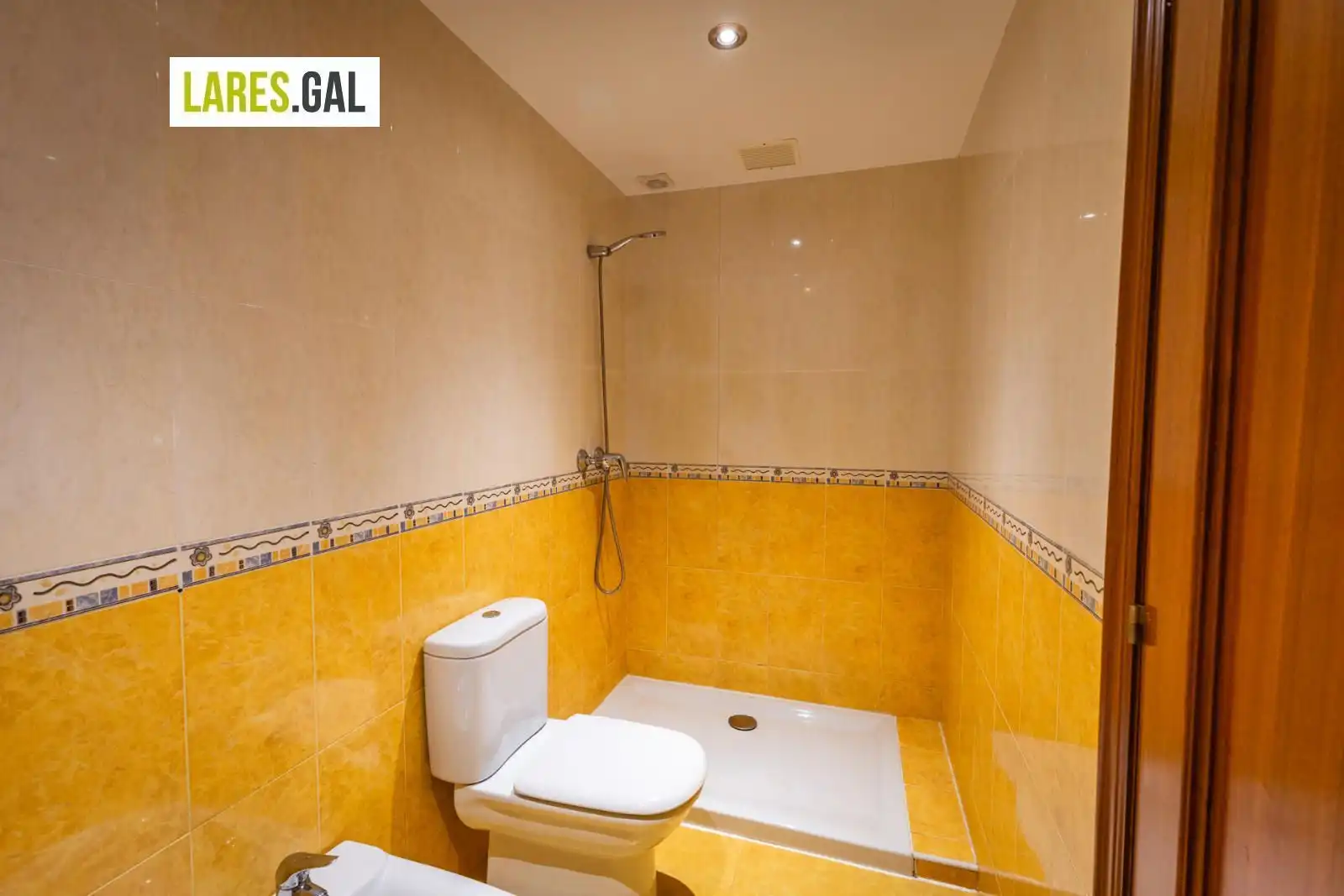 Baño de Piso en venta en Cangas  con Trastero