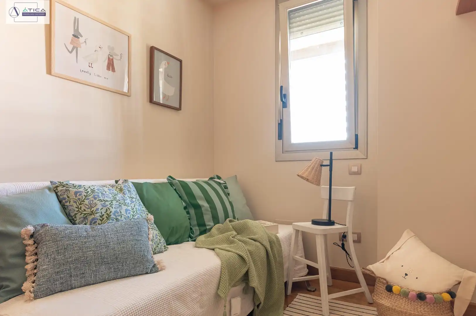Schlafzimmer von Dachboden zum Verkauf in Santander mit Heizung, Privatgarten und Parkett