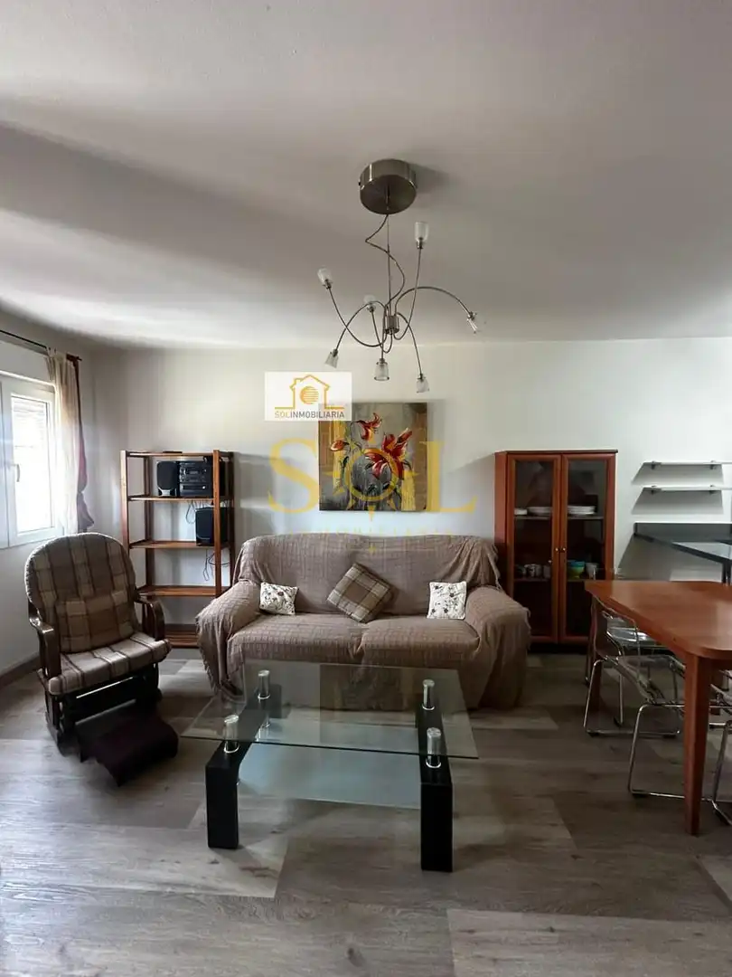 Sala d'estar de Apartament en venda en León Capital  amb Calefacció, Parquet i Moblat