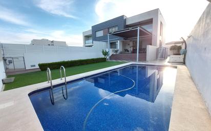 Piscina de Casa adosada en venda en Castellón de la Plana / Castelló de la Plana amb Aire condicionat, Terrassa i Piscina