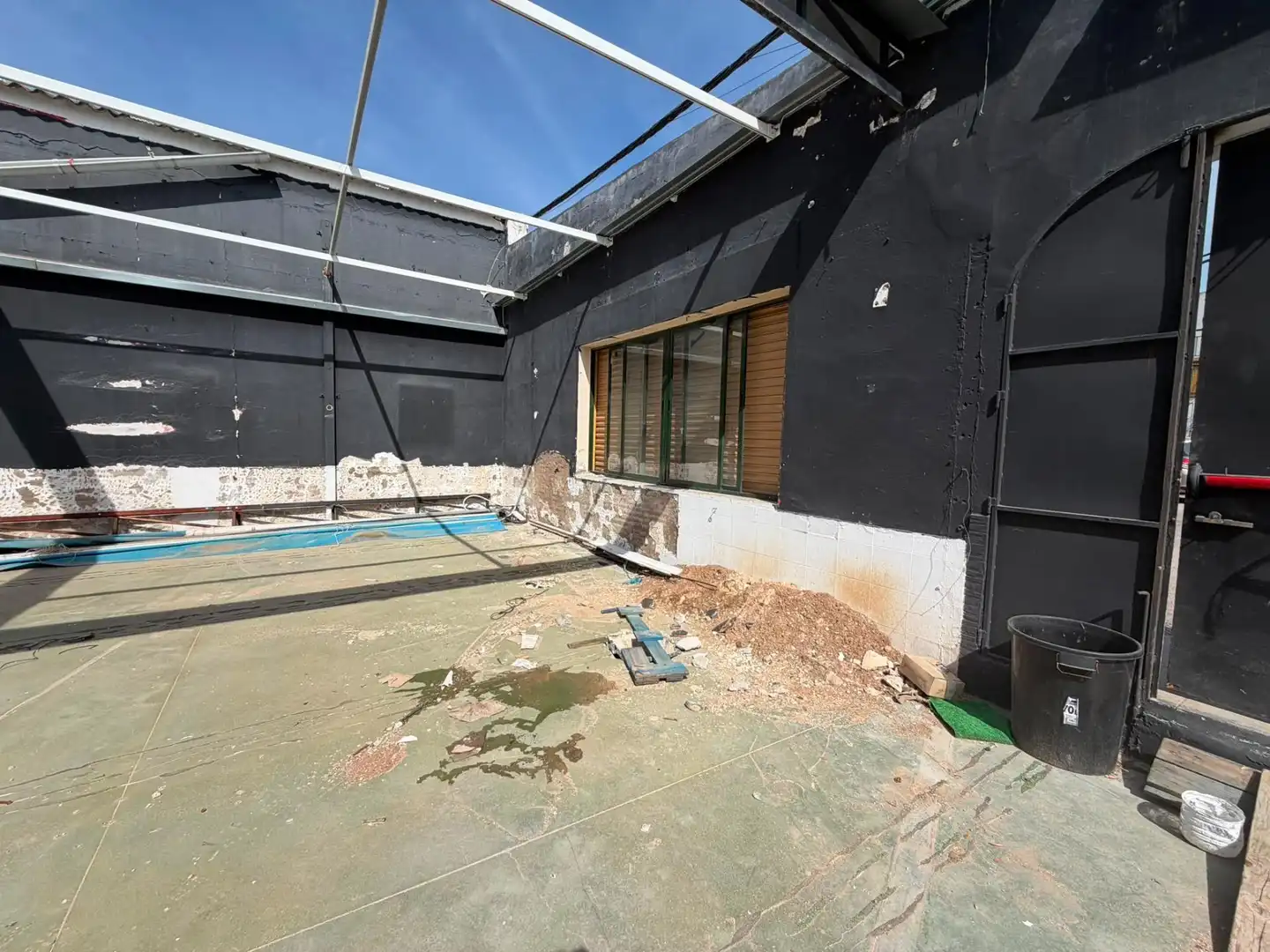 Vista exterior de Local en venta en El Coronil