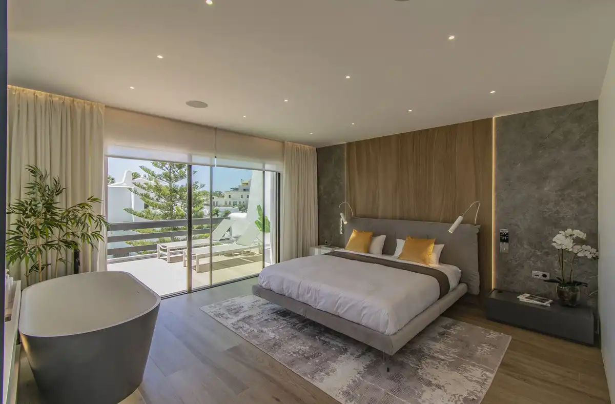 Dormitori de Casa adosada en venda en Marbella amb Aire condicionat, Jardí privat i Terrassa