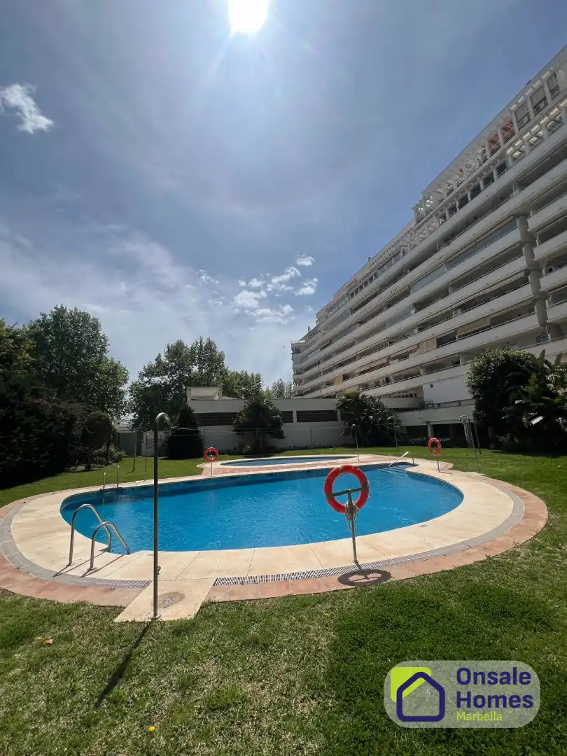 Piscina de Dúplex en venda en Marbella amb Aire condicionat, Terrassa i Balcó