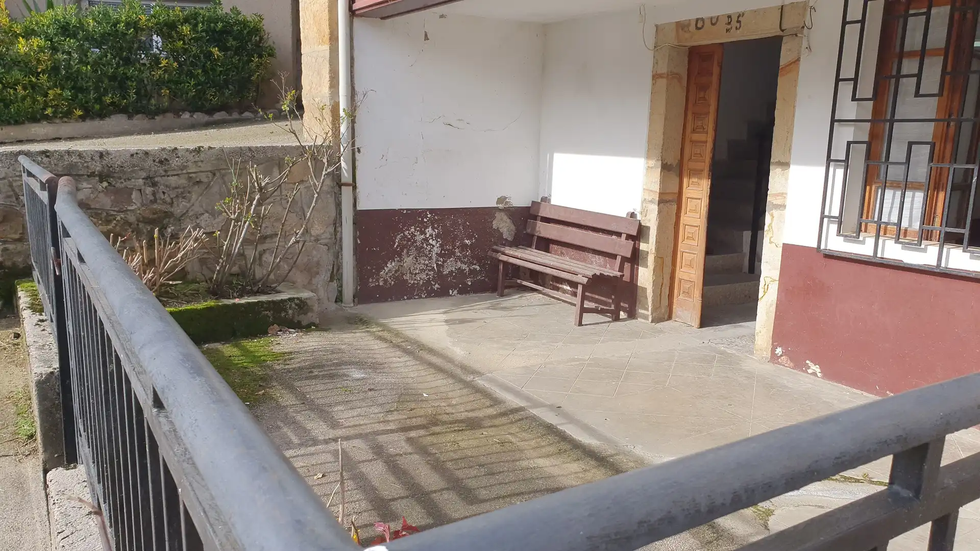 Casa adosada en venda en Cabrales amb Calefacció, Terrassa i Balcó