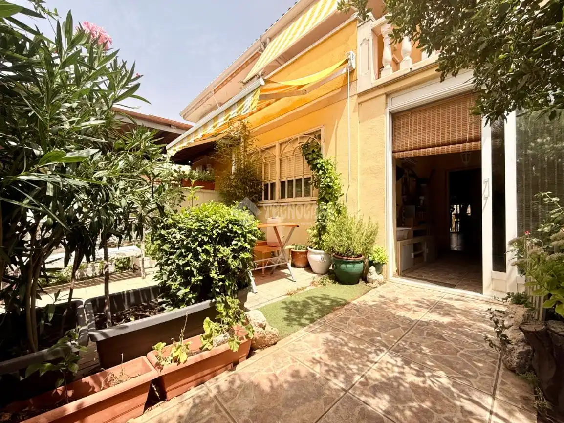 Casa aparellada en venda a Alovera