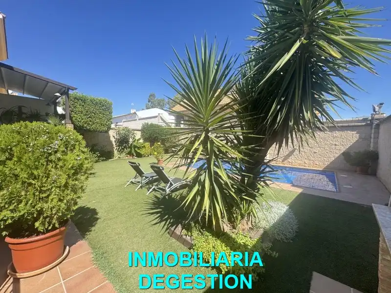 Casa adosada en venta en Linarejos