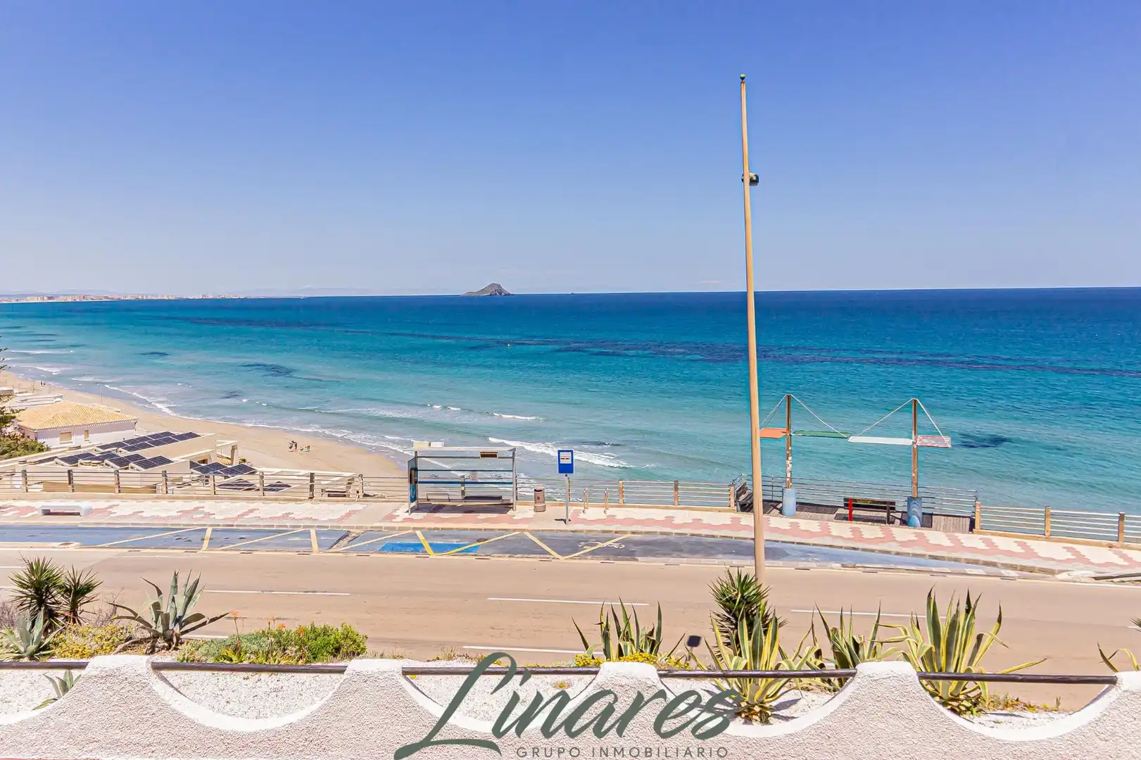 Vista exterior de Casa o chalet en venta en La Manga del Mar Menor con Terraza, Amueblado y Piscina comunitaria