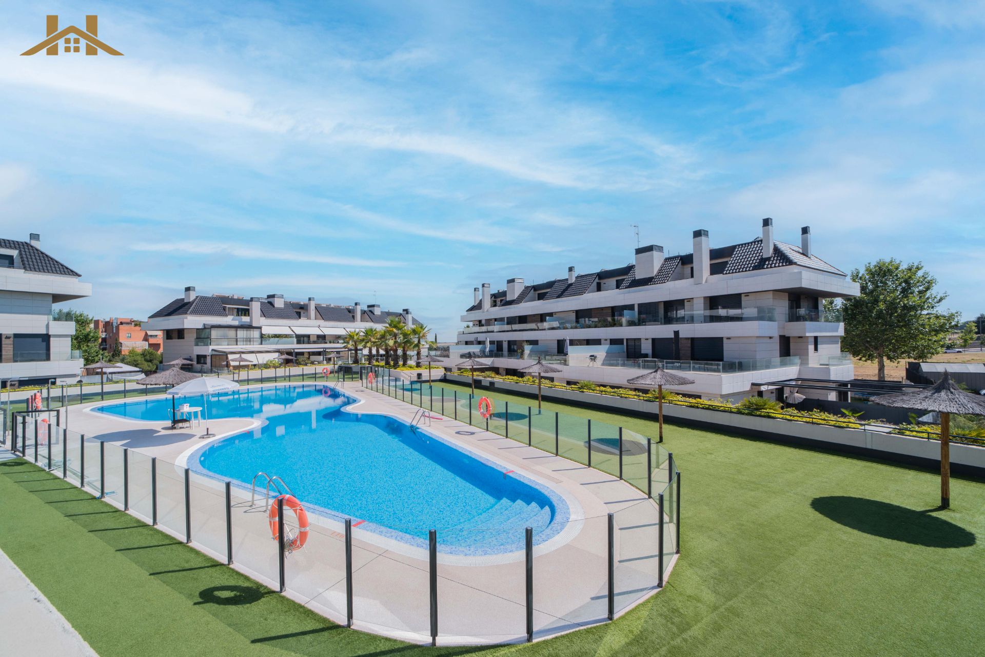 Vista exterior de Àtic en venda en Boadilla del Monte amb Jardí privat, Terrassa i Traster