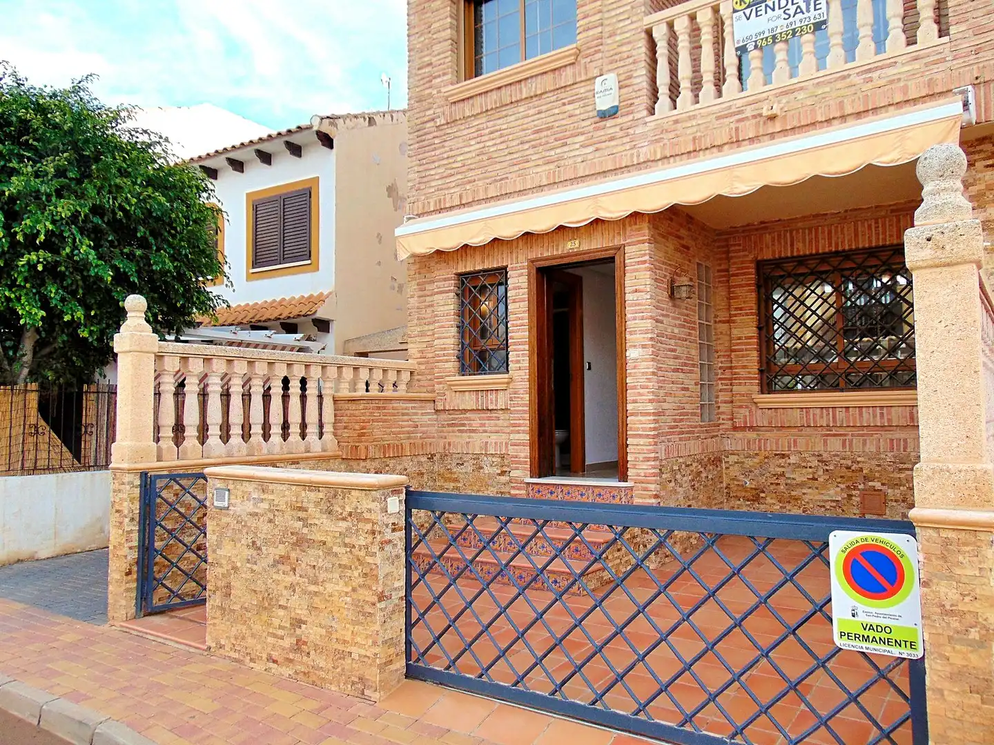 Vista exterior de Casa adosada en venta en San Pedro del Pinatar con Terraza, Balcón y Alarma