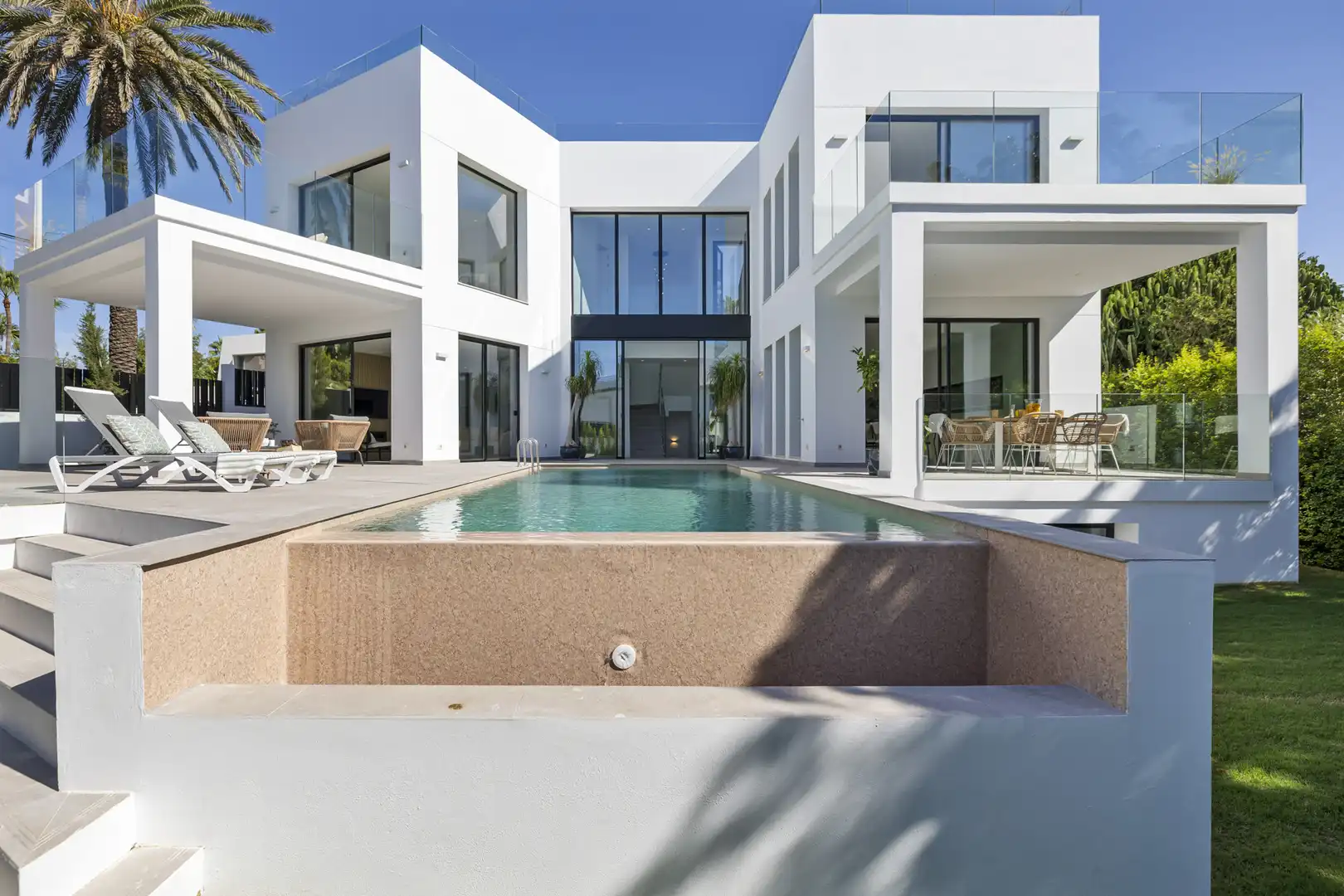 Vista exterior de Casa o xalet en venda en Marbella amb Aire condicionat, Jardí privat i Terrassa