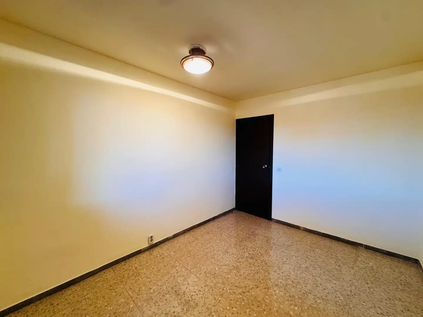 Bedroom of Flat for sale in Girona  with Air Conditioner, Heating and Terrace