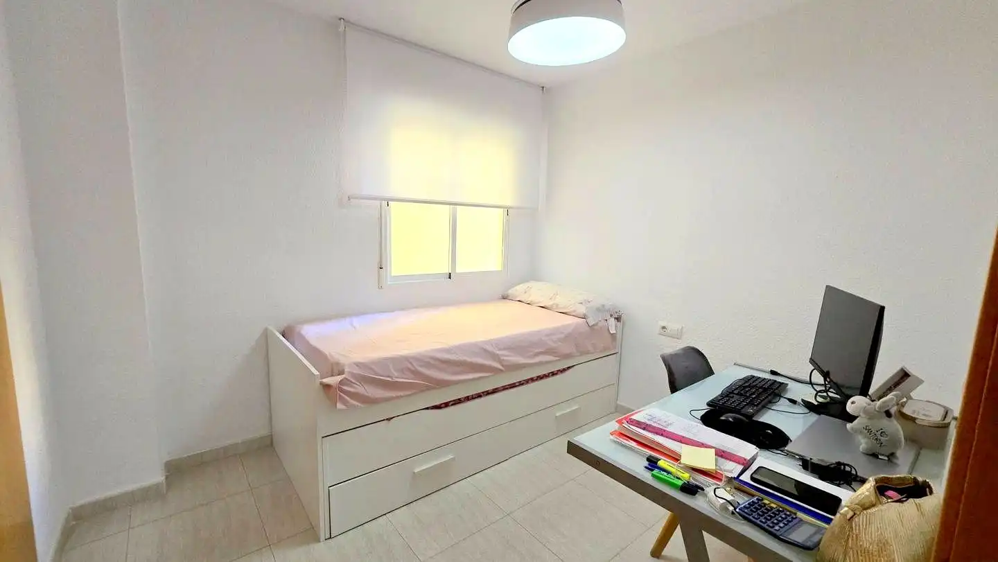 Habitación de Apartamento de alquiler en Gandia con Aire acondicionado, Terraza y Piscina comunitaria