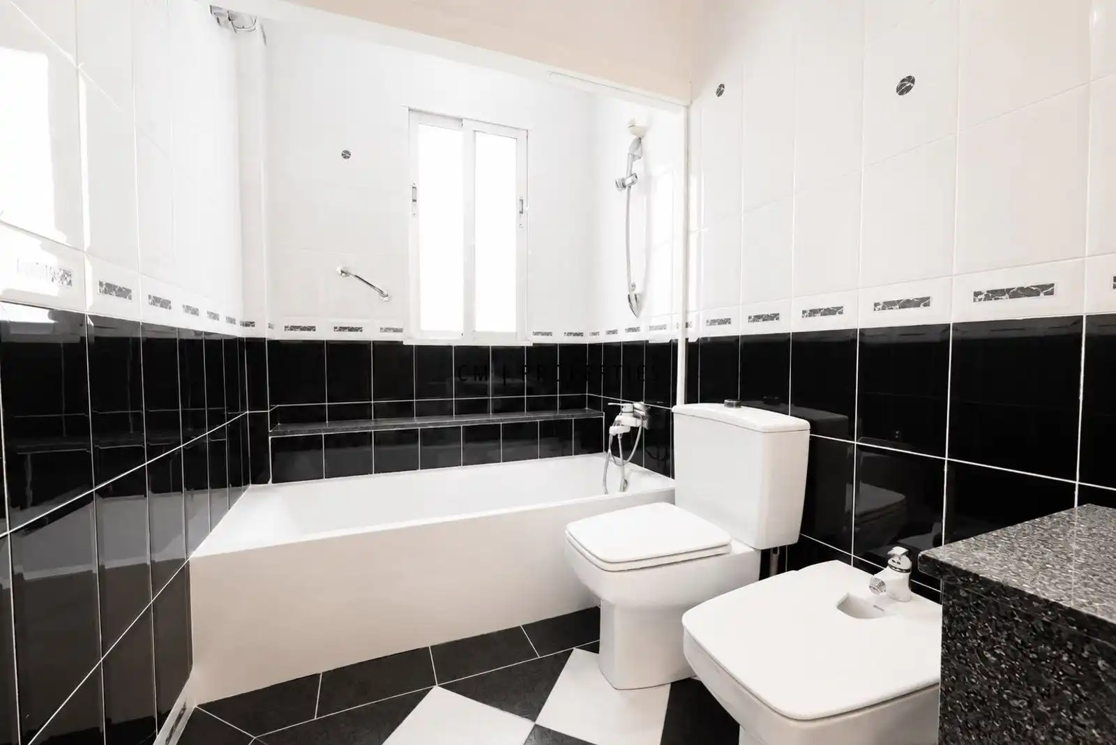 Bathroom of Flat for rent in Valencia  with Air Conditioner, Heating and Terrace