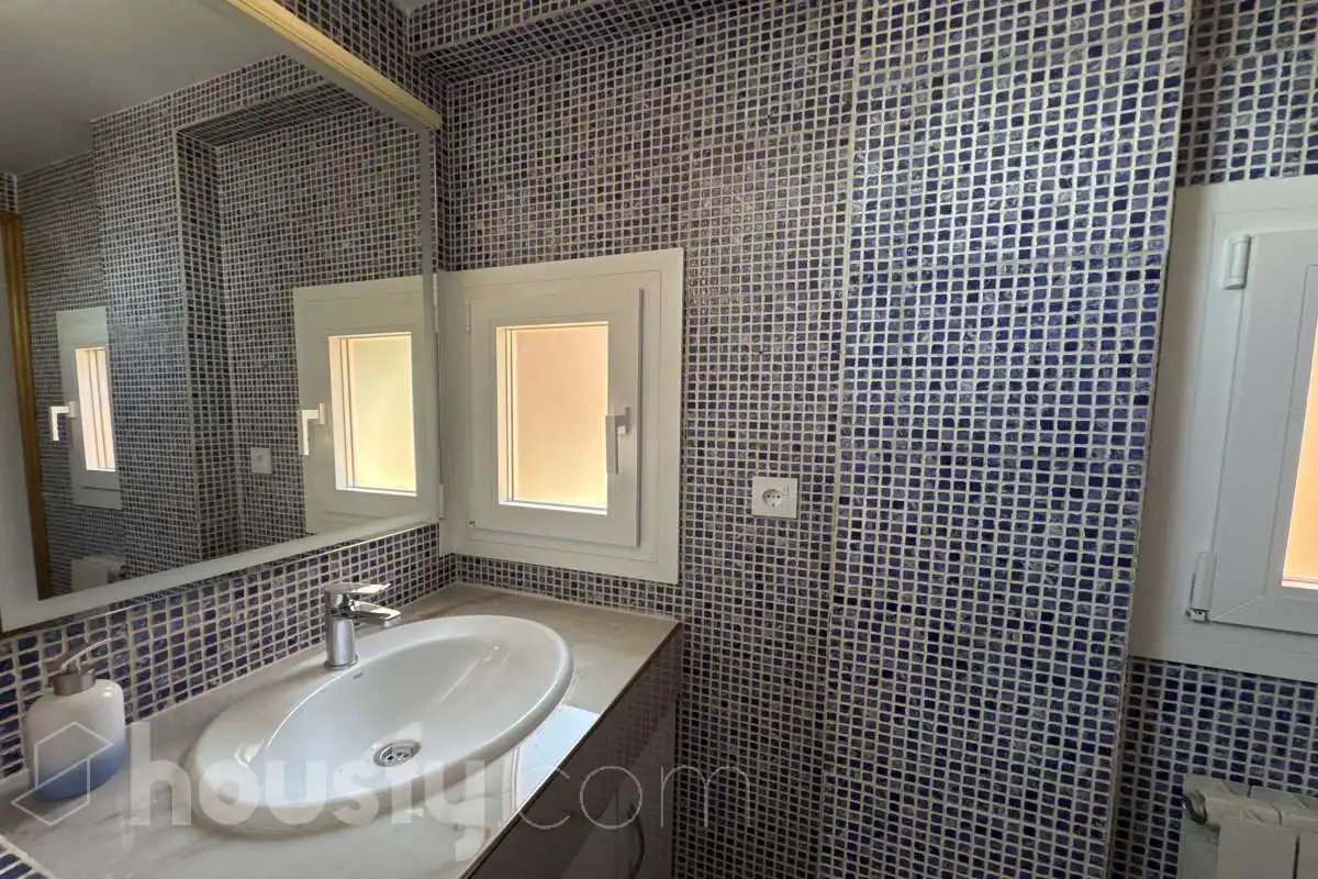 Bathroom of Flat for rent in Madrid  with Air Conditioner, Heating and Parquet flooring