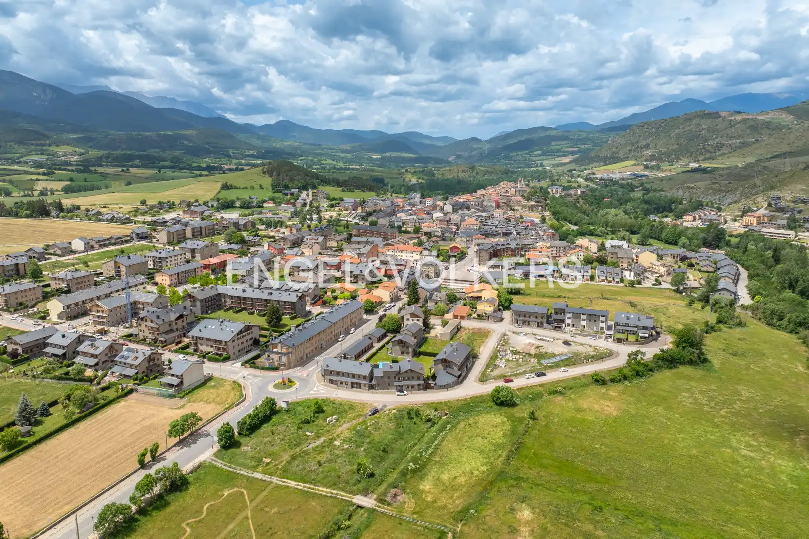 Vista exterior de Casa adosada en venda en Bellver de Cerdanya amb Calefacció, Parquet i Terrassa