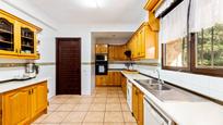 Kitchen of House or chalet for sale in  Toledo Capital  with Air Conditioner, Terrace and Swimming Pool