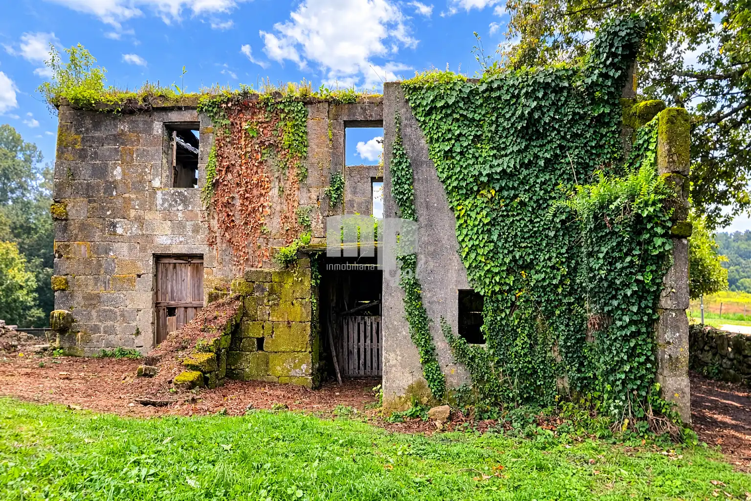 Vista exterior de Finca rústica en venda en Redondela amb Jardí privat