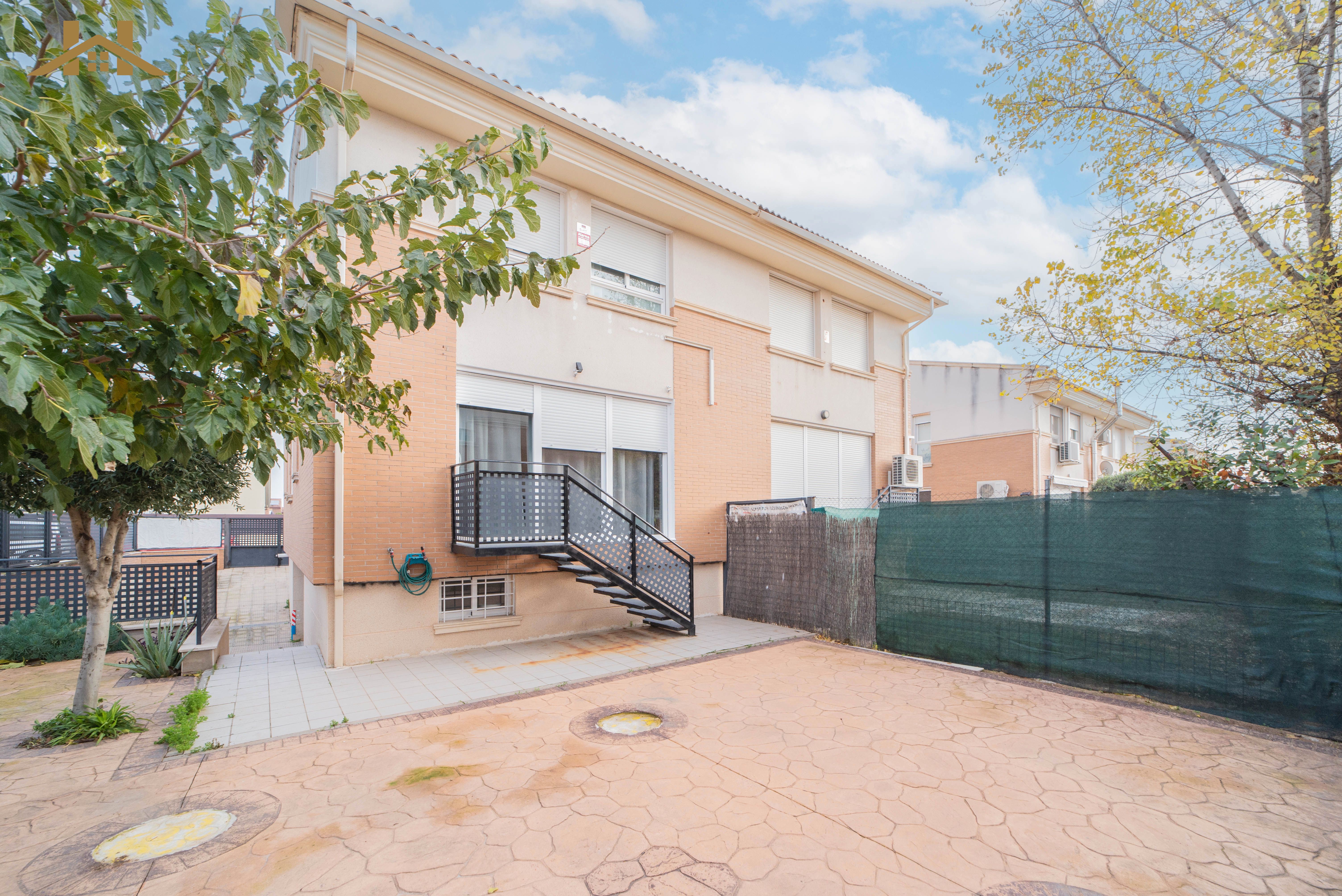Vista exterior de Casa adosada en venda en Cubas de la Sagra amb Aire condicionat, Calefacció i Jardí privat