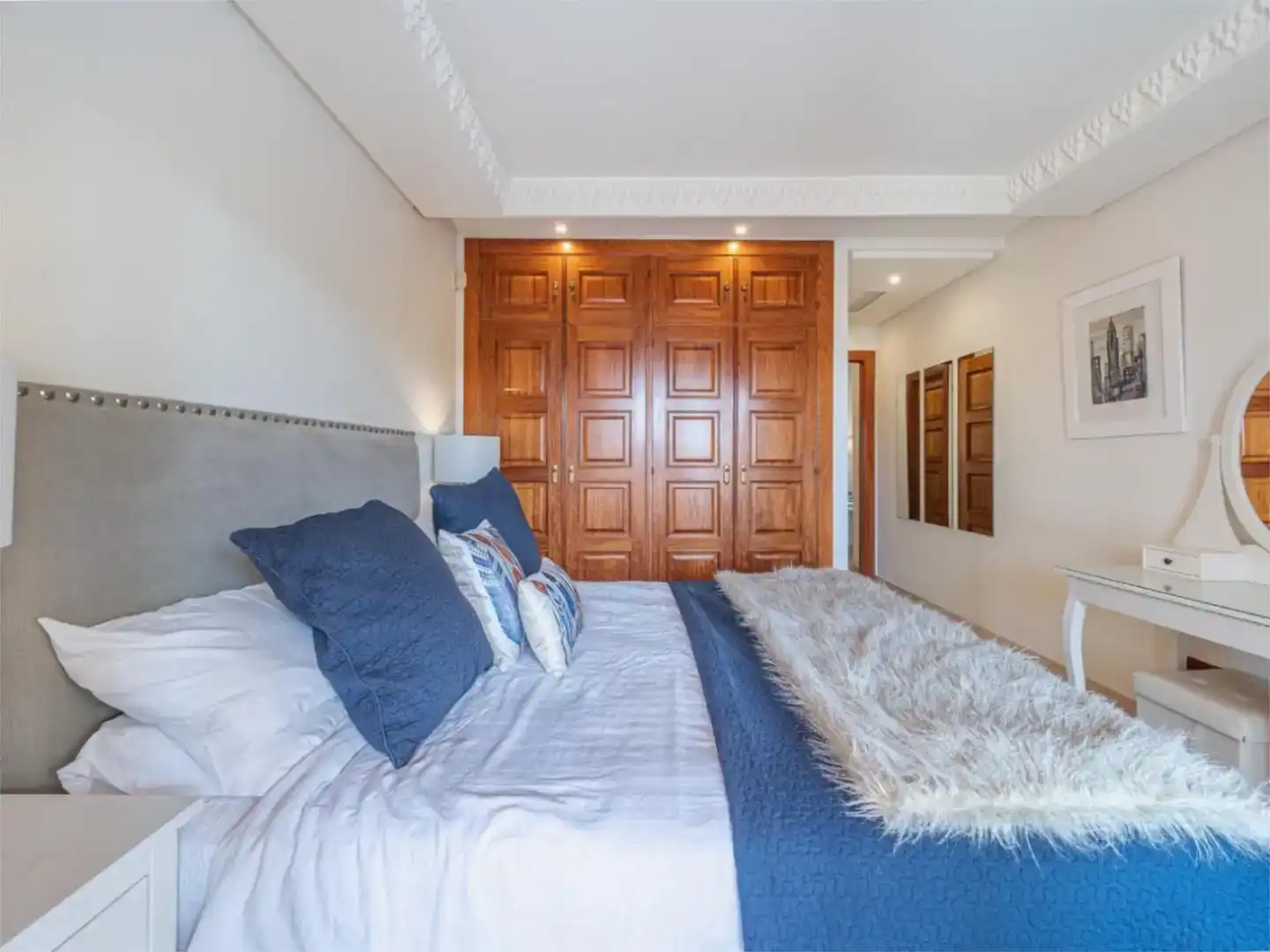Dormitori de Apartament de lloguer en Marbella amb Aire condicionat, Piscina i Balcó
