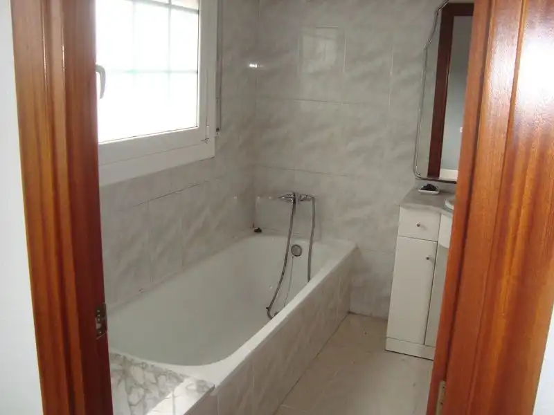 Baño de Casa adosada en venta en Llinars del Vallès con Calefacción, Jardín privado y Horno