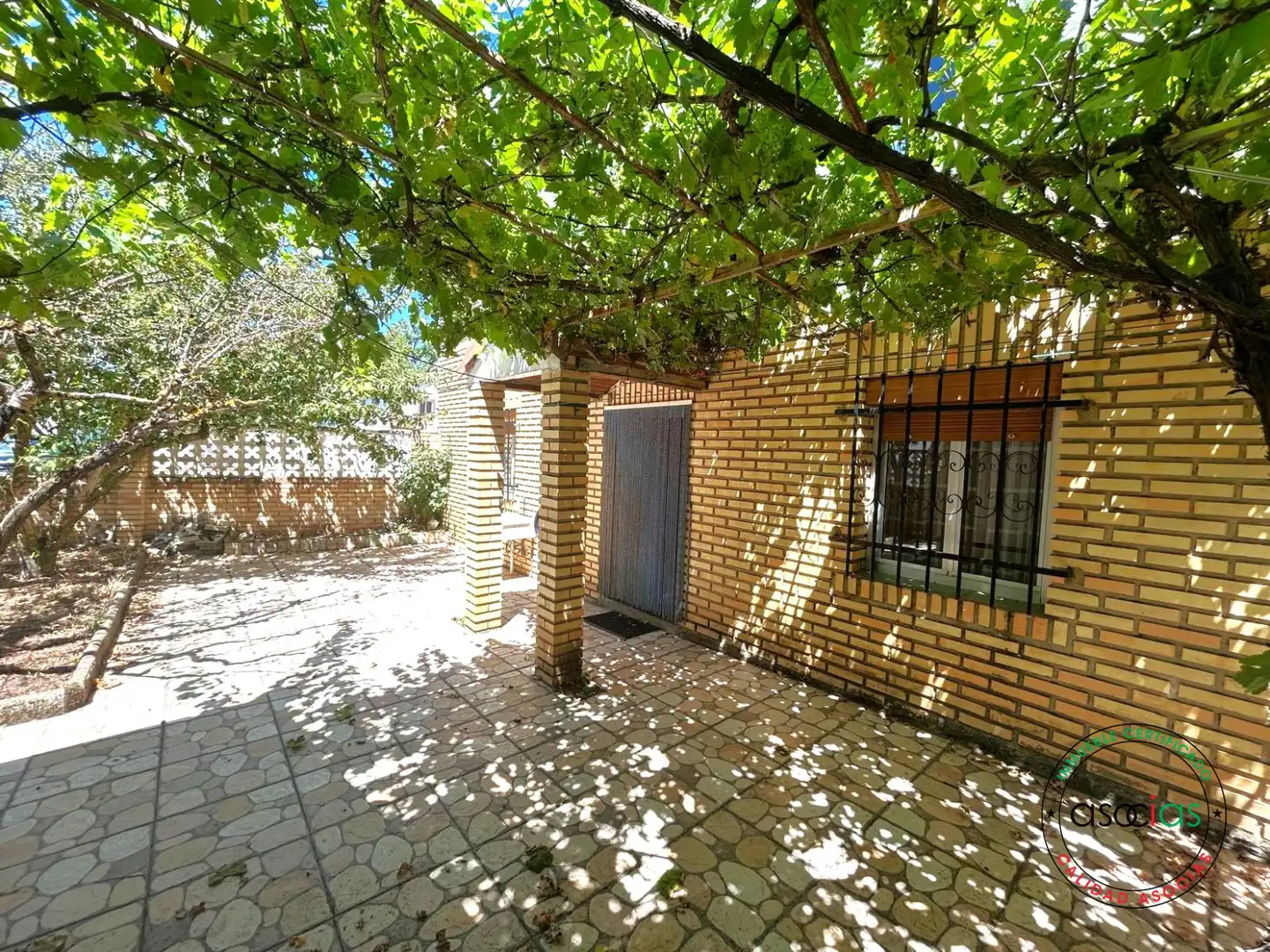 Vista exterior de Casa o xalet en venda en Villazanzo de Valderaduey amb Jardí privat, Terrassa i Moblat