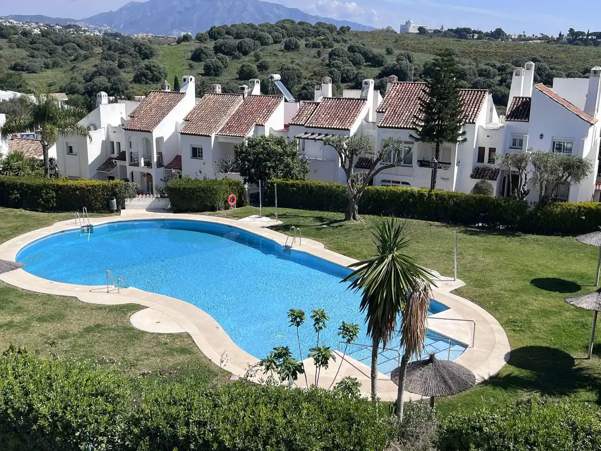 Garten von Einfamilien-Reihenhaus zum Verkauf in Estepona mit Terrasse und Schwimmbad