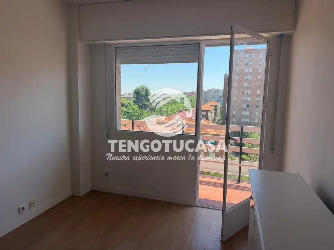 Dormitori de Pis de lloguer en Madrid amb Calefacció, Terrassa i Forn